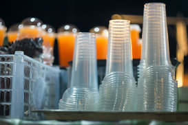 Franţa interzice paharele, farfuriile şi tacâmurile din plastic